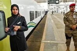 Des Saoudiennes conduisent un train à grande vitesse entre La Mecque et Médine