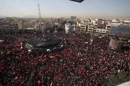 إنطلاق مراسم التشييع الشعبي للقائد الشهيد الإمام الخامنئي في طهران + فيديو