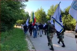 Présence remarquée du drapeau iranien à l'anniversaire du massacre de Srebrenica + photo