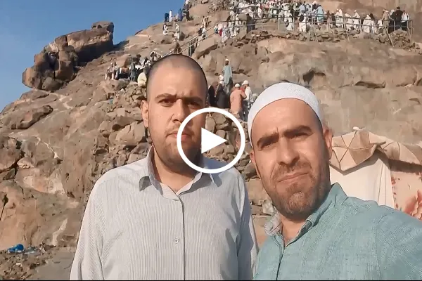 بالفيديو...منافسة بين اثنين من القراء الايرانيين على جبل النور