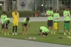 Iraqi Football Players Saying Prayers amid Exercise (+Video)  