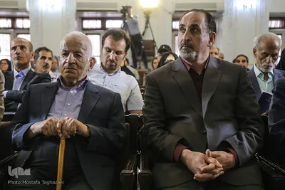از راست حسن بلخاری و مهدی محقق در همایش ملی «حکمت اشراقی در پرتو آراء و آثار شهاب‌الدین سهروردی»
