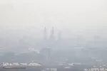 گنبد آستان علی‌بن مهزیار اهوازی در دود غلیظ دیده نمی‌شود