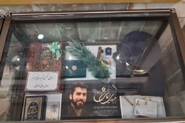 نمایش لباس رزم شهید «مهدی ایمانی» در موزه حرم حضرت معصومه(س)