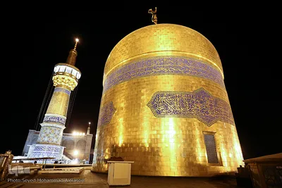 تعویض پرچم گنبد حرم رضوی در آغاز ماه محرم