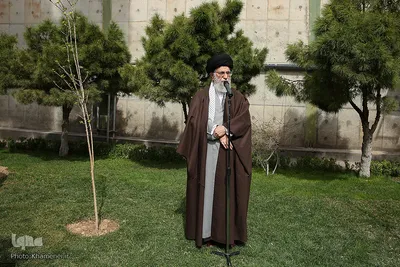 کاشت نهال توسط مقام معظم رهبری در هفته منابع طبیعی
