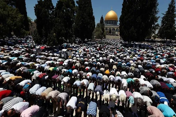 حضور هزاران فلسطینی در مسجد الاقصی / حمله نظامیان صهیونیست به نمازگزاران