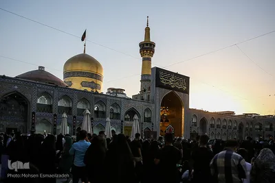 اهتزاز پرچم عزای حسینی بر فراز گنبد حرم رضوی
