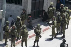 Zionist Forces Detain 21 Palestinians in West Bank