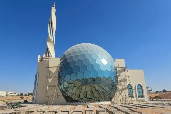 BAE’nin Şarce şehrinde cam kubbeli camii inşa ediliyor