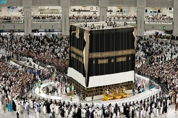 بالصور والفيديو...إستبدال كسوة الكعبة المشرفة