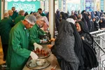 خادمی رزمندگان لشکر‌۱۴ امام حسین(ع) اصفهان در چایخانه حضرت رضا(ع)