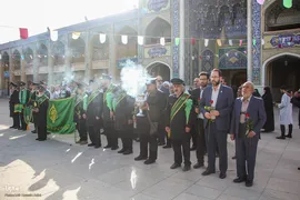 آیین غبارروبی حرم مطهر حضرت احمدبن موسی الکاظم علیهماالسلام، با حضور خانواده‌های مکرم شهدا