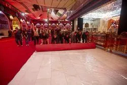 Der Schrein von Abul Fadl Al-Abbas (a.s.) und  „Bayn al-Haramayn“ mit rotem Teppich bedeckt