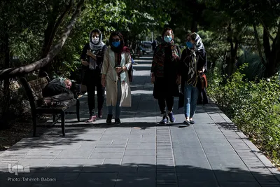 بلوار کشاورز و مردی که روی صندلی استراحت می‌کند. با توجه به اعلام وزارت بهداشت سطوح در اماکن پرخطر بیشترین میزان آلودگی را دارند.