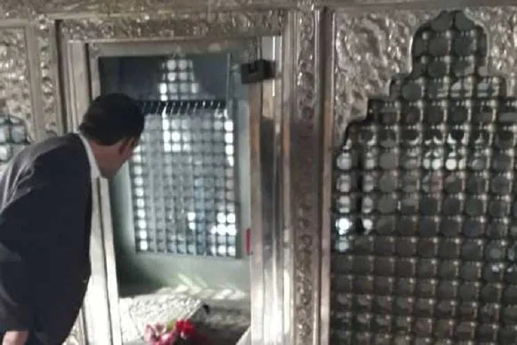 سرقت و تخریب بقعه امامزاده فاطمه بنت‌الحسن(ع) در شیراز