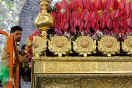 گل آرایی مضجع شریف حضرت علی(ع) در عید سعید مبعث