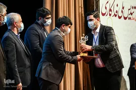 اعطای تندیس فداکاری به دانشجویان