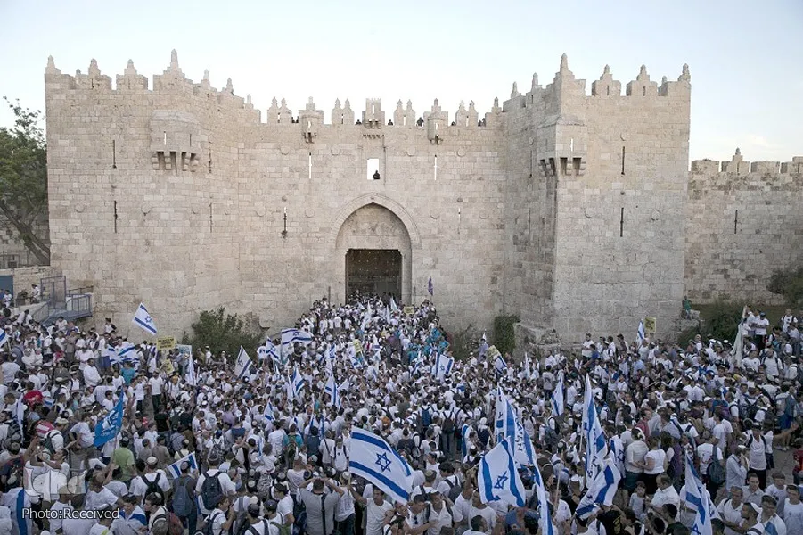 مستوطنون يقتحمون المسجد الأقصى تزامناً مع مسيرة الأعلام