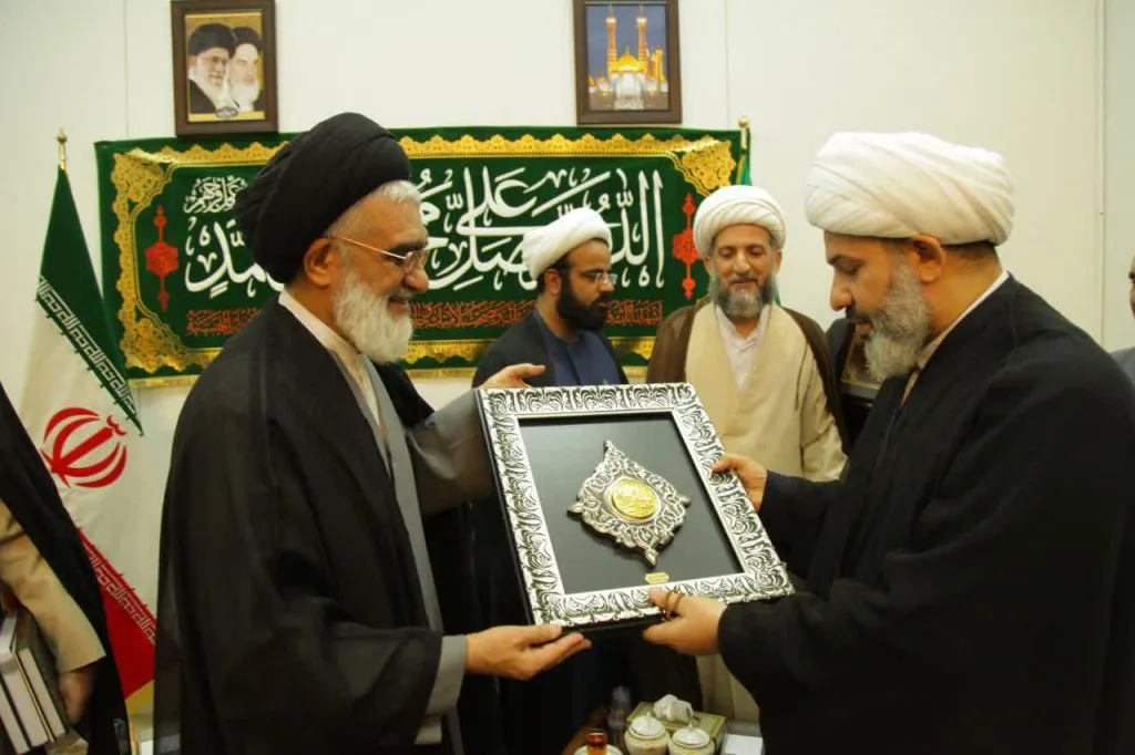 اهدای نشان فاطمی آستان کریمه اهل‌ بیت(ع) به تولیت حرم سامرا