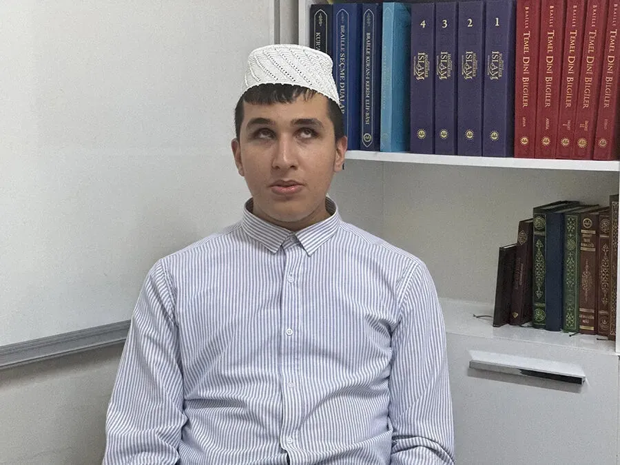 Görme engelli genç hafızlık sınavına hazırlanıyor