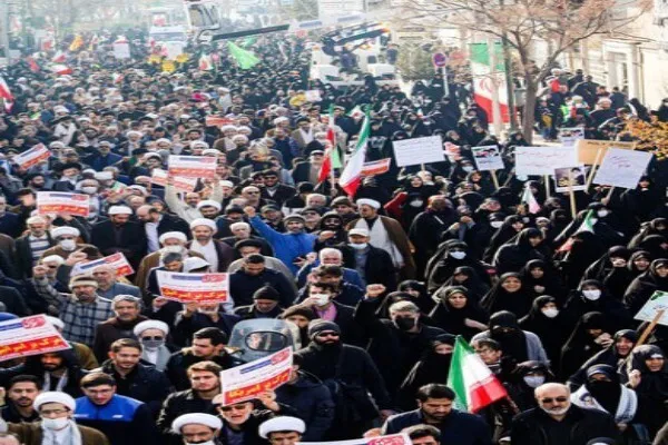 مردم قم در سالروز قیام خونین ۱۵خرداد راهپیمایی می‌کنند