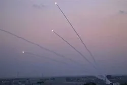 300 missiles dont de nombreux missiles de haute précision tirés contre Israël