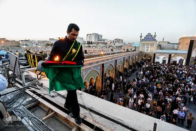برافراشتن پرچم حرم امام حسین (ع) بر گنبد کربلای ایران