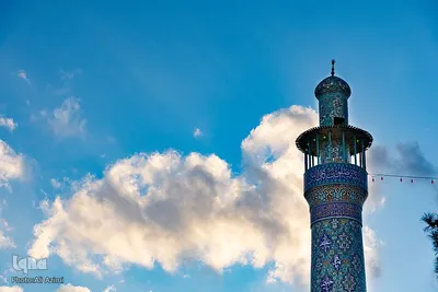 آسمان آبی شهر گنبد‌های فیروزه‌ای