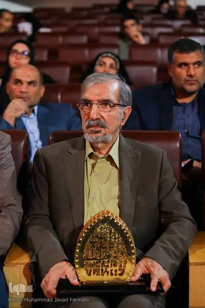 تقدیر از علی موسوی گرمارودی، شاعر در مراسم اختتامیه آیین ملی «چله عشق»