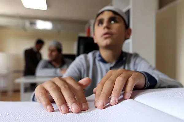 Estambul: Estudiantes invidentes aprenden el Corán en braille