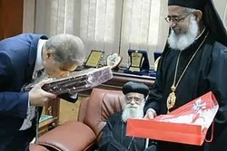 عیسائیوں کی جانب سے گورنر کو قرآن مجید کا تحفہ پیش+تصاویر