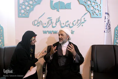 حجت الاسلام والمسلمین محسن عرفاتی، سرپرست شبکه قرآن در غرفه ایکنا در دهمین روز نمایشگاه قرآن کریم