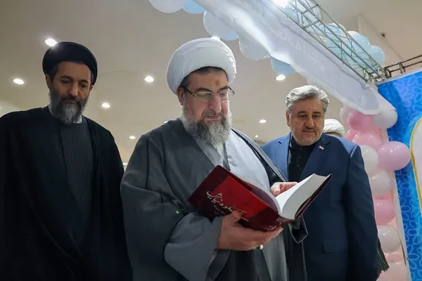 بازدید امام جمعه تبریز از نمایشگاه قرآن