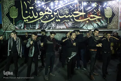 دسته عزاداری شاه حسین گویان در میدان منیریه 
