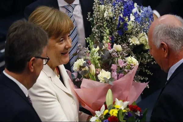 Merkel Almaniya parlamentində Allah sözünə and içdi- Foto
