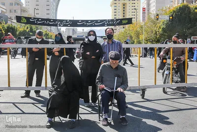 پیاده‌روی زائران به سمت حرم رضوی
