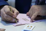 خوشنویسی که هنرش با ذره‌بین دیده می‌شود‎