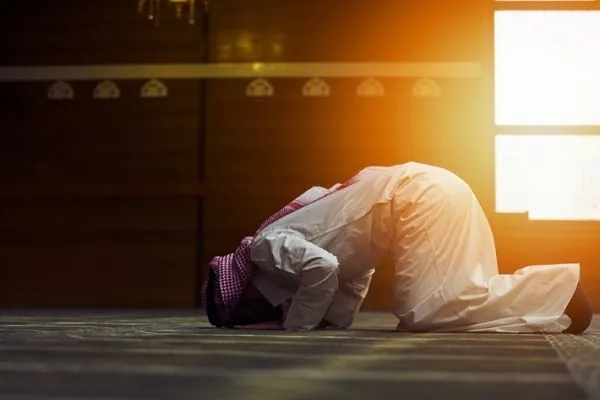 مَنْ خَشَعَ قَلْبُهُ خَشَعَتْ جَوارِحُهُ