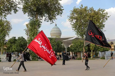مراسم تعویض پرچم گنبد حرم حضرت شاهچراغ (ع)