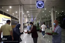 بدرقه‌ای با شاخه گل غدیر