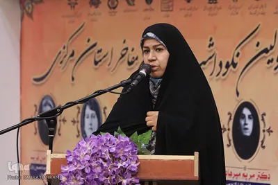 زهرا فرجی، مدیرکل دفتر امور بانوان و خانواده استانداری مرکزی در اولین آیین نکوداشت زنان مفاخر