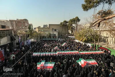 تشییع پیکرهای ۱۰۰ شهید گمنام از مقابل دانشگاه تهران