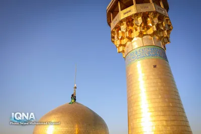 تعویض پرچم گنبد رضوی همزمان با آغاز ماه ربیع‌الاول
