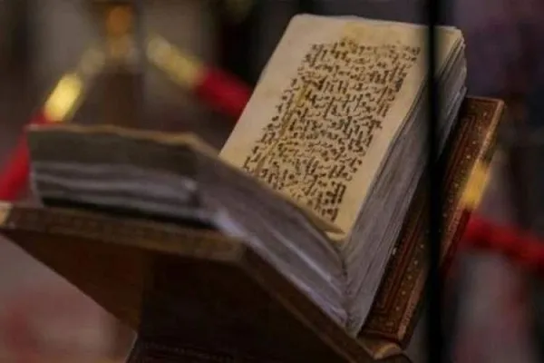 Un manuscrito del Corán atribuido al Imam Ali (p) en la mezquita de Sanaa
