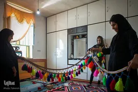 انواع گلیم، لچک، شیردنگ‌بافی و لباس محلی از جمله مواردی است که وی بافته و به فروش می‌رساند.