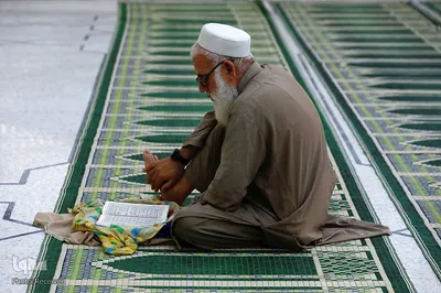 پیرمرد پاکستانی در شهر پیشاور قرآن می خواند.