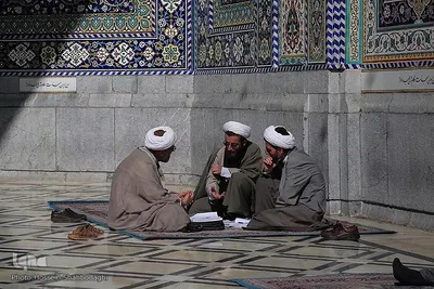 مباحثه طلاب و دانشجویان در حرم حضرت معصومه