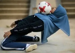 Du foot freestyle avec un voile islamique!