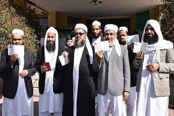 ألف من علماء أهل السنة في إیران: الانتخابات مظهر من مظاهر الإرادة الوطنية